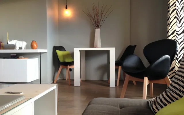 privates Zimmer in der Wohnung, Zugang zu Küche, Bad, Wohnzimmer