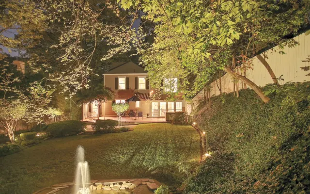 couch, hot tub, clothing optional, close to everything 1920 home