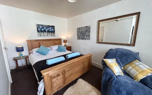 Quirky, cosy, comfy 18thC cottage in heart of the quaint small town.
