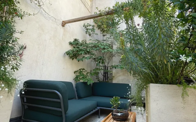 Maison de jardin privée sur le toit avec un flair artistique - cœur du 