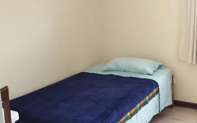 Chambre confortable idéale pour le repos et le travail.