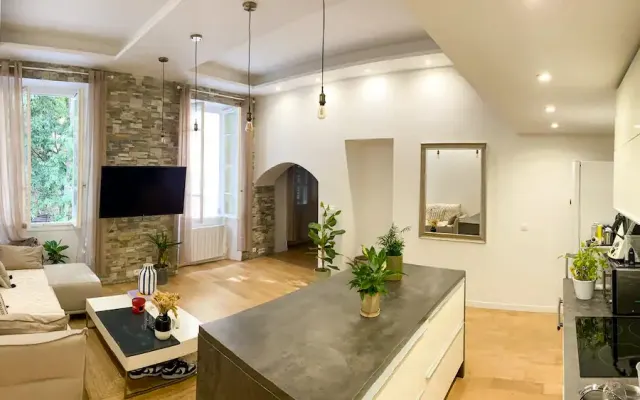 Nice apartment in the port of Nice, in the center of town