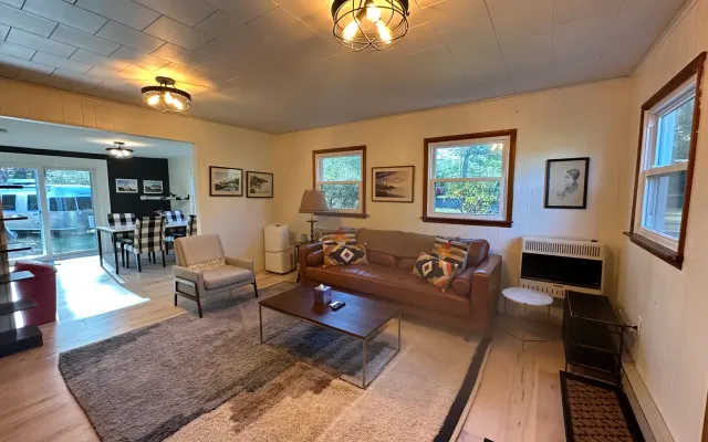 Poconos Renoviertes Gästehaus - direkt am Fluss - 2 Stunden von NYC...