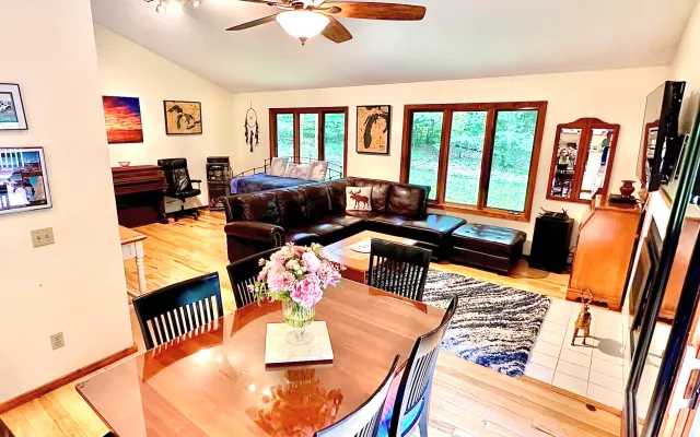 Travelers’ Retreat Artistic Home With Huge Deck