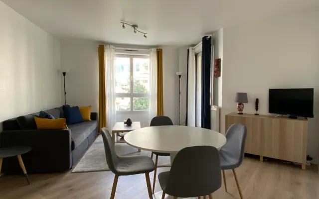 Room with direct balcony access at the foot of the Pleyel metro...