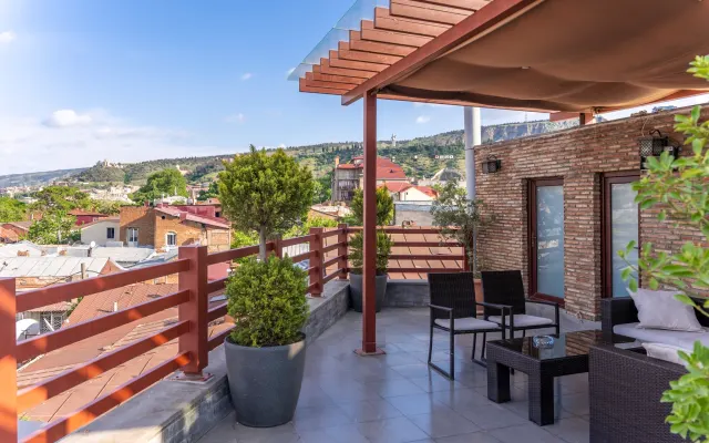 Tbilissi Core 3-Schlafzimmer-Wohnung mit Terrasse