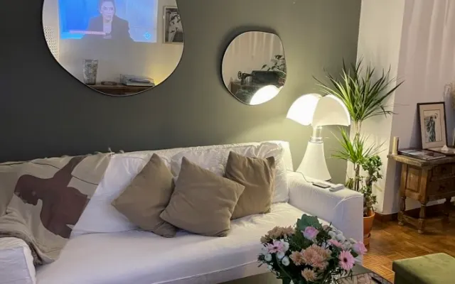 quarto num belo apartamento com um grande terraço