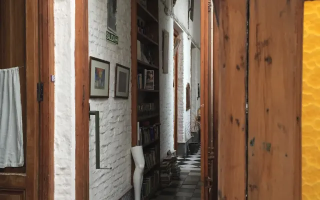 Cama num quarto partilhado na Cidade Velha