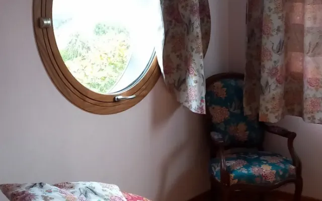 Quarto separado no andar de cima. Casa de banho e WC.