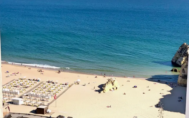 Excelente piso, situado en primera línea de playa, con magníficas...