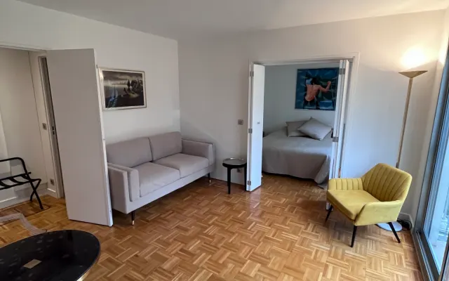 Suite de 2 quartos com vista para o jardim privado da residência - Paz 
