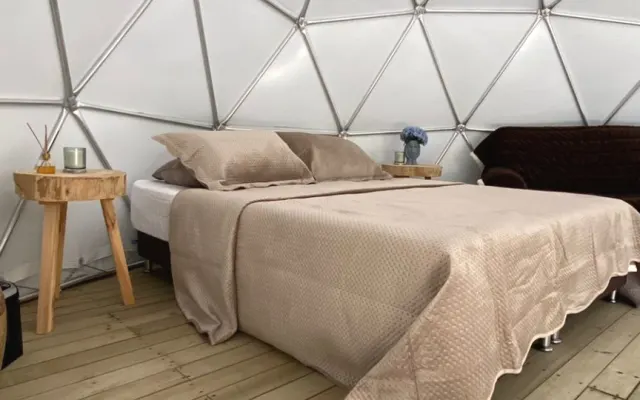 Cúpula com jacuzzi privado, jantar e pequeno-almoço incluídos.