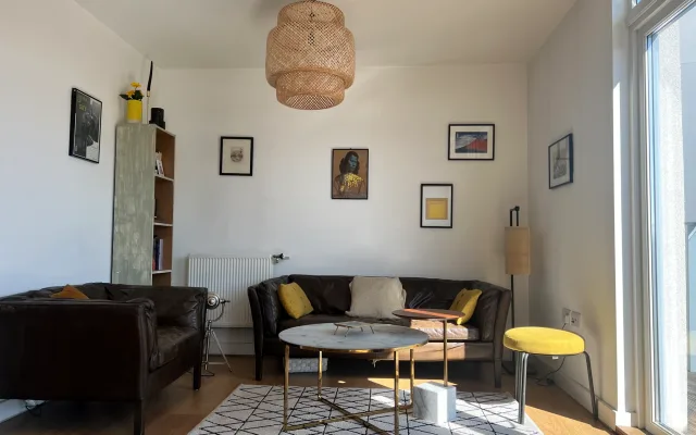 Benvenuti nel nostro luminoso appartamento con 2 letti ad Hackney.