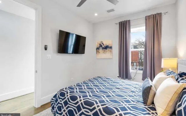 1 bedroom and private bathroom in ColHi townhome