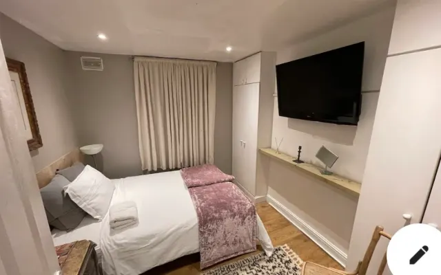 Double room near River thames