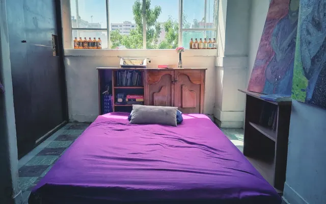 Offenes Zimmer in einem 2-stöckigen Loft in einem historischen Gebäude.