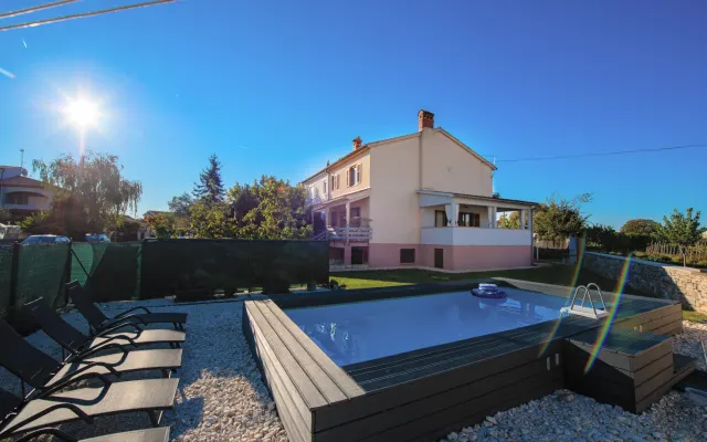 Ferienhaus mit Pool 10 Gehminuten vom Strand entfernt