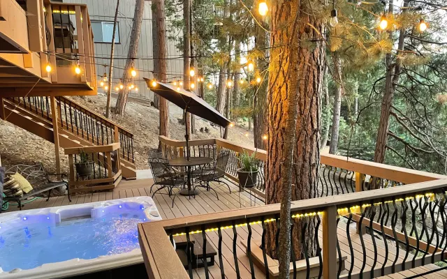 Hillside Hideaway w / Hot Tub!