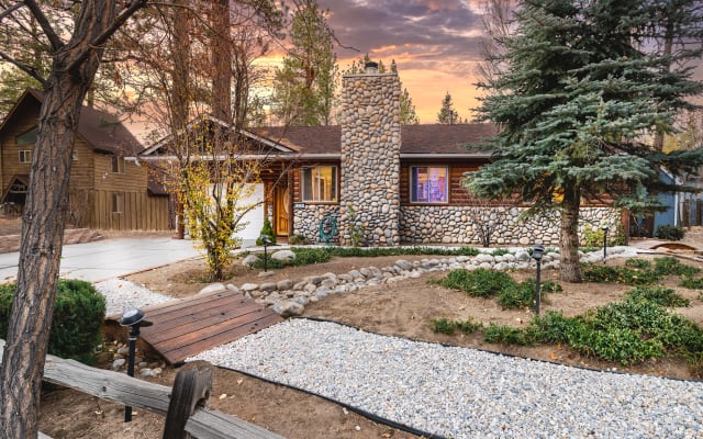 Winterland Cottage - AC • EV • Fenced • Spa • Fire Pit • Close to All