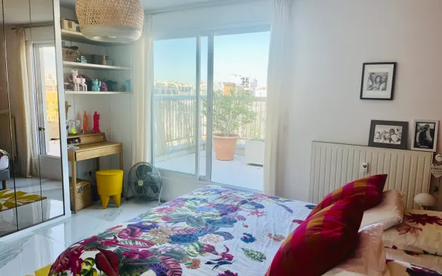 Beautiful large bedroom in apartment with 46m2 terrace