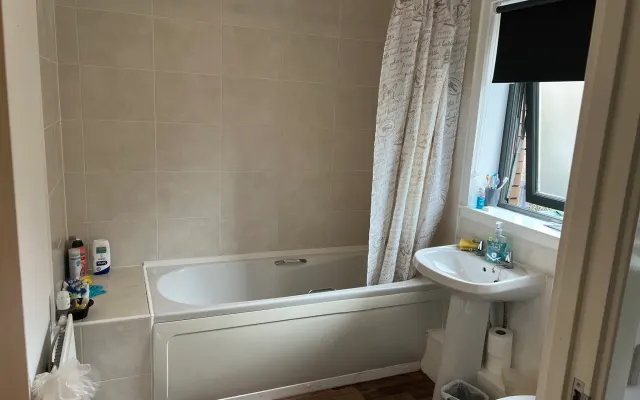 King Size Room in a quite household & it 10 minutes from City Centre.