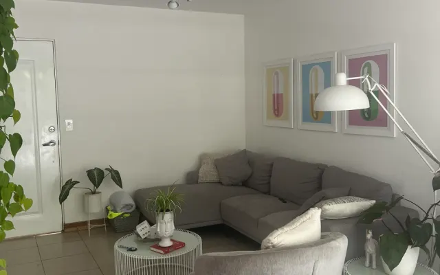 Modernes Privatzimmer in einer schönen Wohnung im Osten der Stadt.