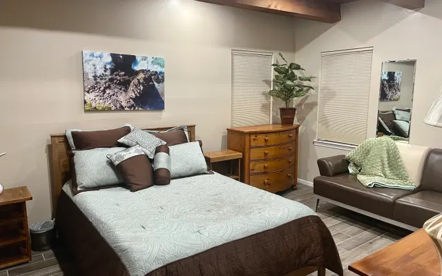 ¡Encantadora habitación privada en la hermosa zona del bosque ABQ...