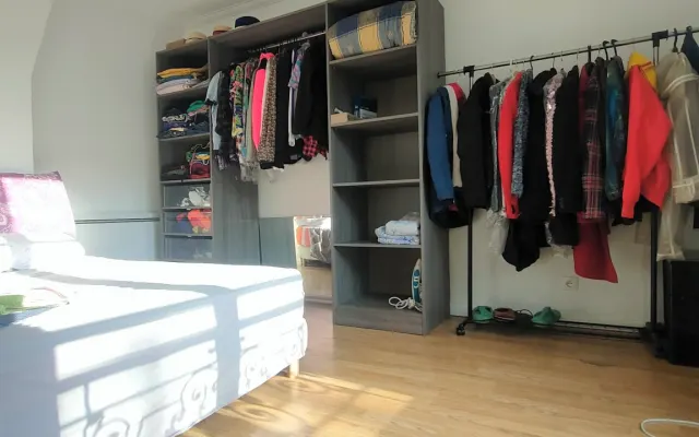 alugo o quarto , moro dentro ! apartamento tranquilo , bem localizado.