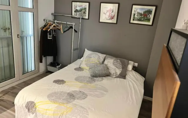 Schönes Zimmer in einem Haus in der Nähe von guten...
