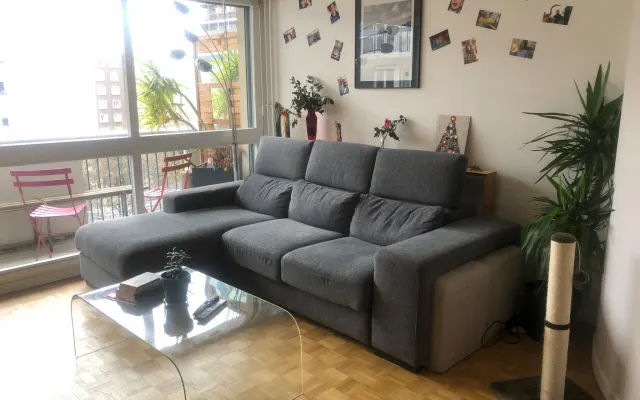 Un dormitorio disponible en Belleville aireado apartamento con gato