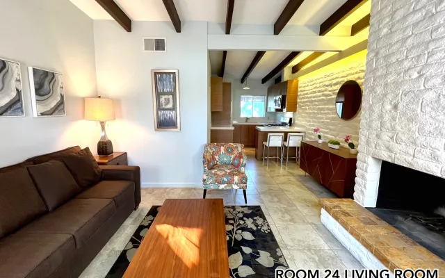 #24 Charmante 1 Bed1 Bath Mid Century Gem Atrium im Vista Grande...