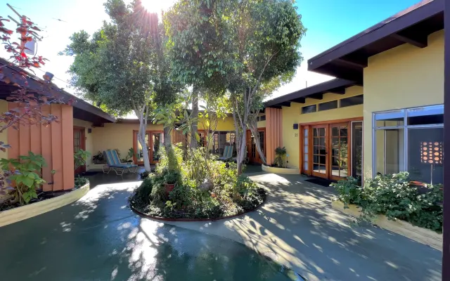 #25 Encantador T11 casa de banho Mid Century Gem Atrium at Vista Grande...