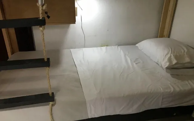 Erhu House. Bunk bed in Hostal.
