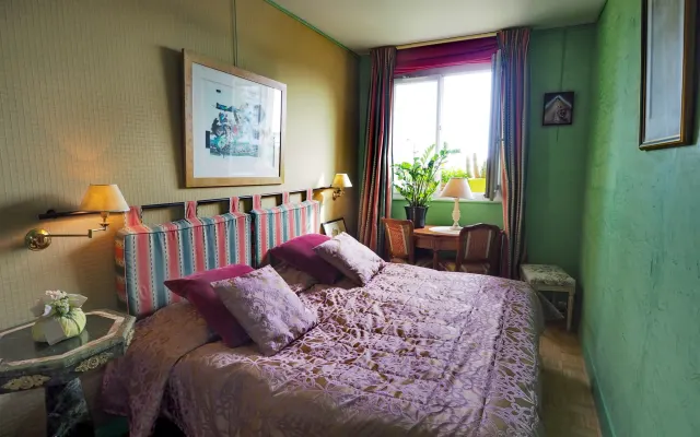 Room for men in the heart of Paris