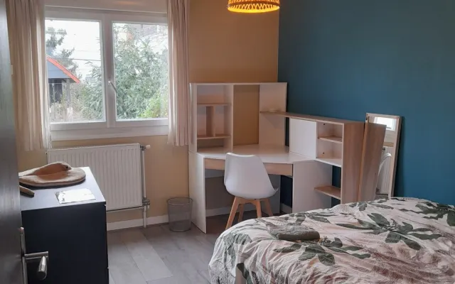 Charmantes, ruhiges und geräumiges Zimmer. Zwischen Paris und CDG.