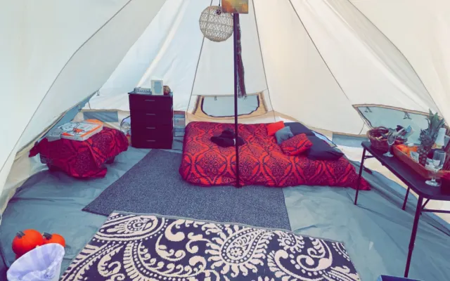 ¡Mimosas y pizza en el Glamping!