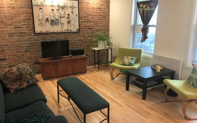 Appartement 2 chambres entièrement rénové près du Village et du métro