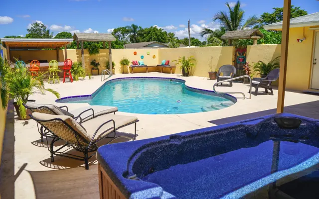 The Chardonnay, Luxe home with pool /spa
close to Equestrian