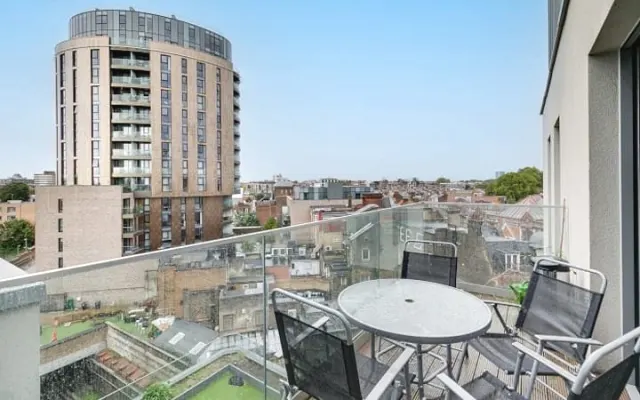 Moderno piso de 3 dormitorios con servicios en Dalston