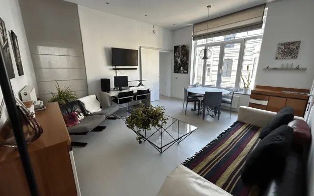 cozy+central+quiet+sunny south west exposed+free public parking