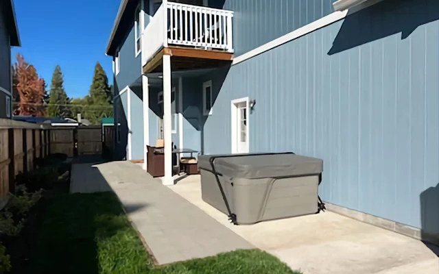 Gorgeous home, king bed in main, private 4 prsn hot-tub, & EV charger