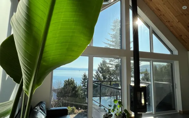 Loft magico: vista mozzafiato e caminetto accogliente