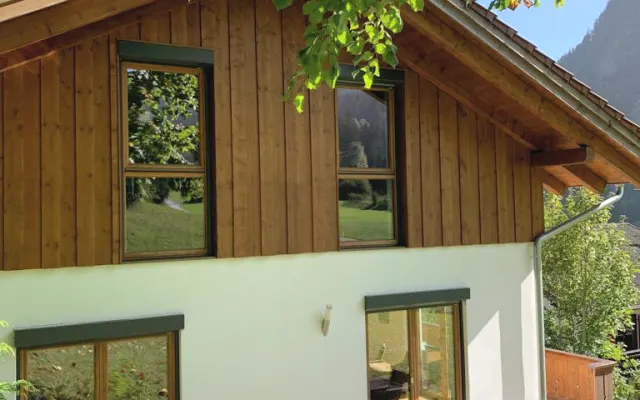 Moderna casa de vacaciones al borde del bosque con vistas a la montaña