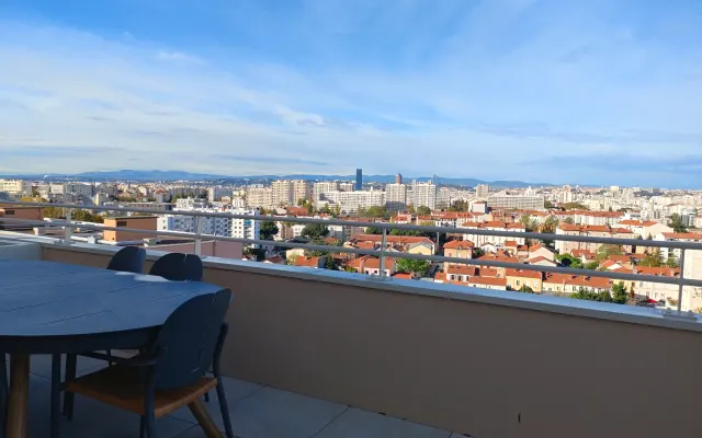 Quarto em apartamento, perto do metro.
