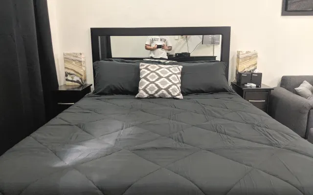 Fabulous Studio right next to Stadium Park, 2 blocks from the Beach