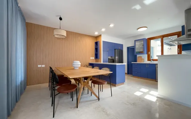 Moradia de estilo com abrigo para bombas perto da costa