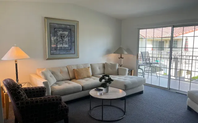 Conveniently located condo in Central Palm Springs (City ID: ********)