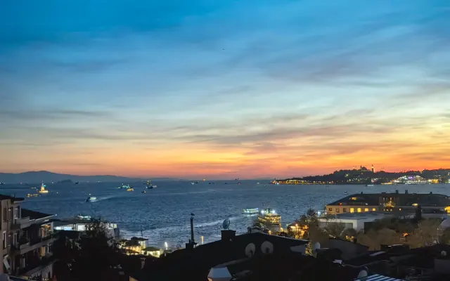İstanbul Beşiktaş Zimmer und Wohnzimmer mit Blick auf den Bosporus