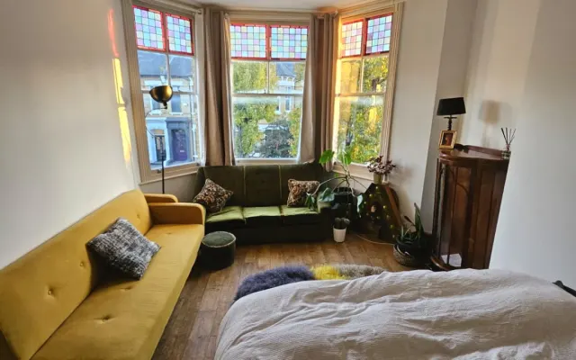 Quarto duplo vitoriano grande e soalheiro