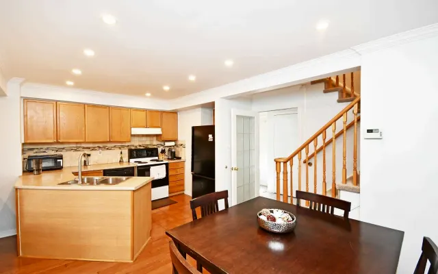 Beautiful place close to Shoppers World, Sheridan College, Mississauga